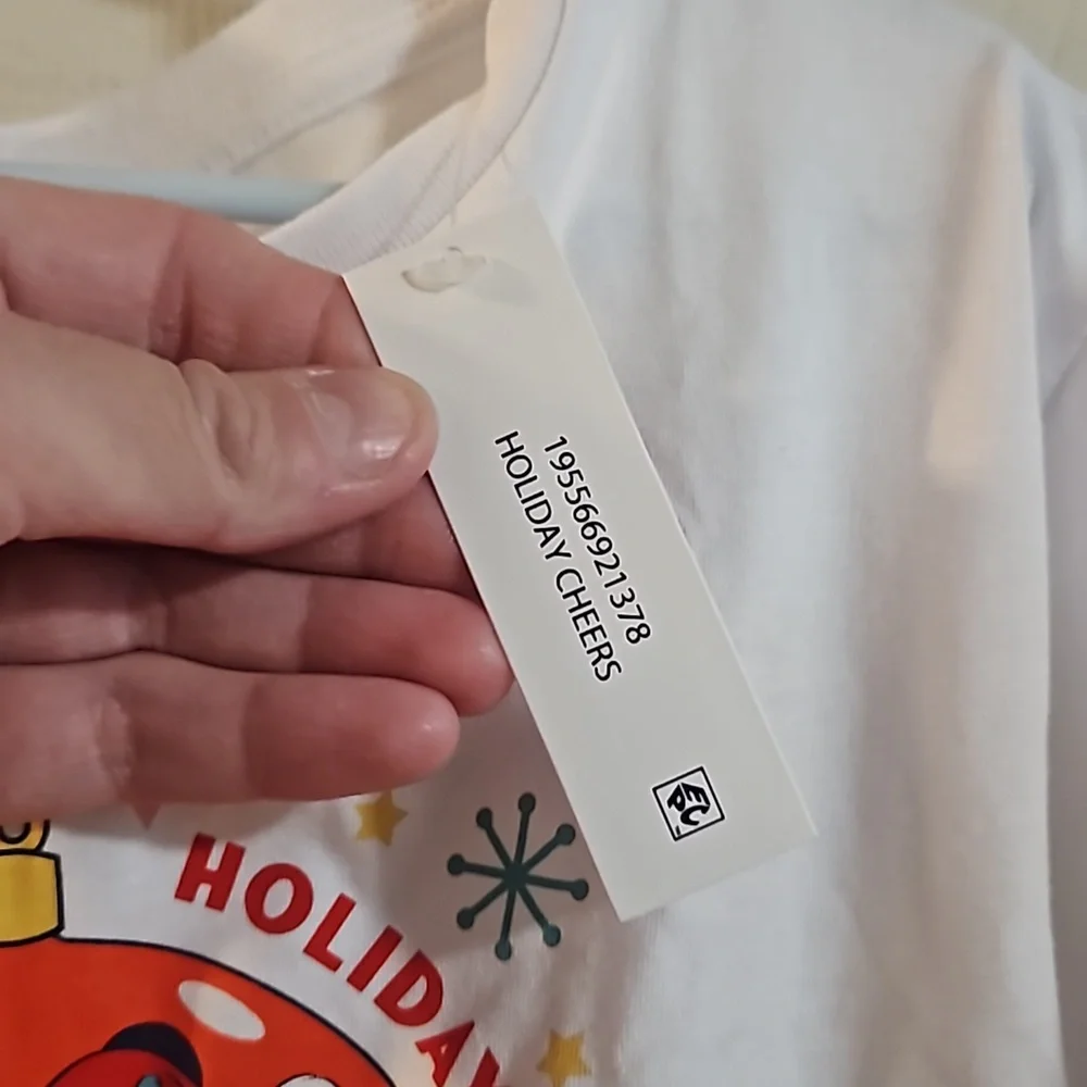 DISNEY MICKEY AND FRIENDS HOLIDAY CHEER TEE: WHITE: NEW WITH TAGS: SIZE M (7/8)
